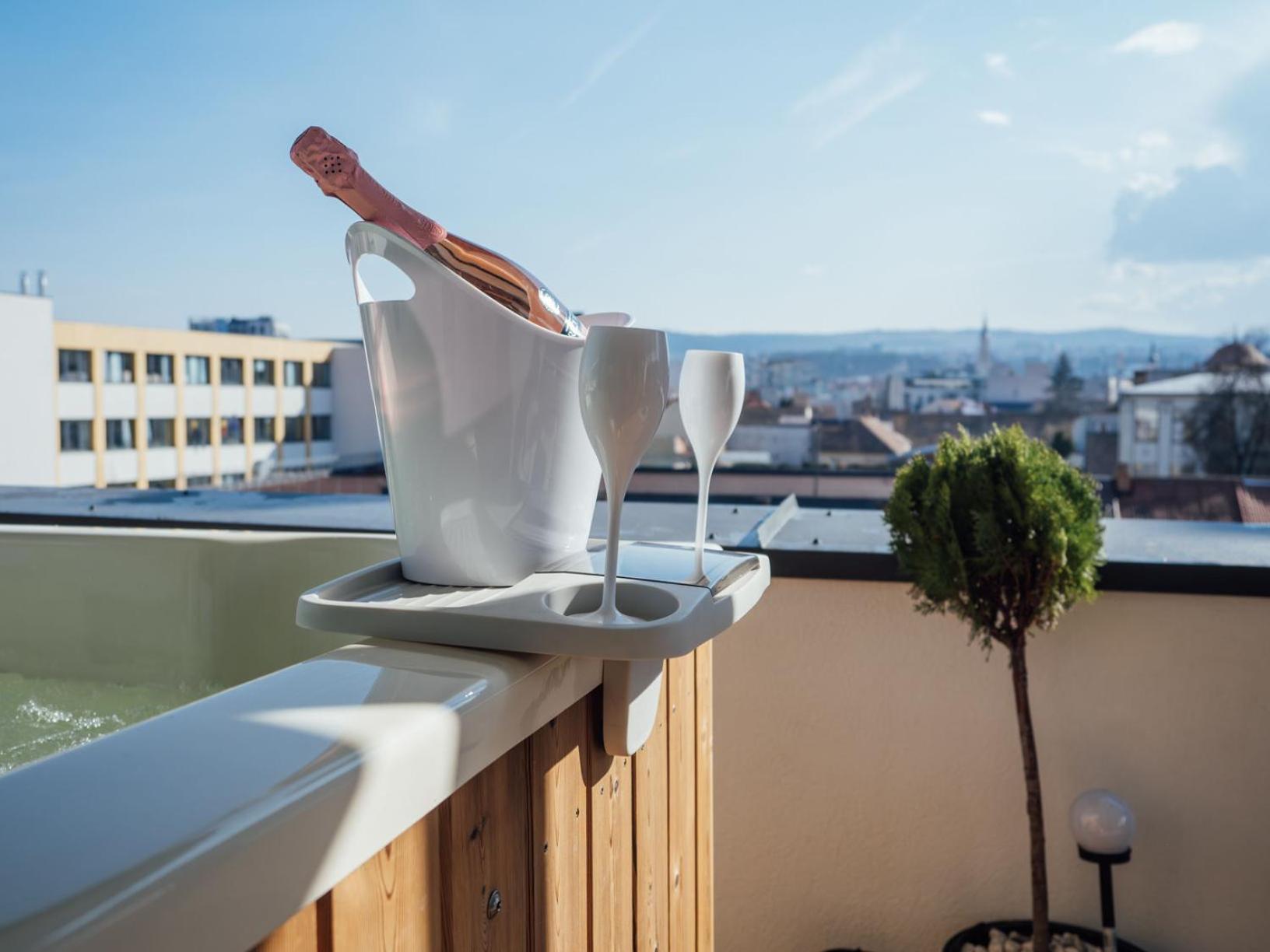 Gavas Jacuzzi Relax Zen Apartment Cluj-Napoca Ngoại thất bức ảnh